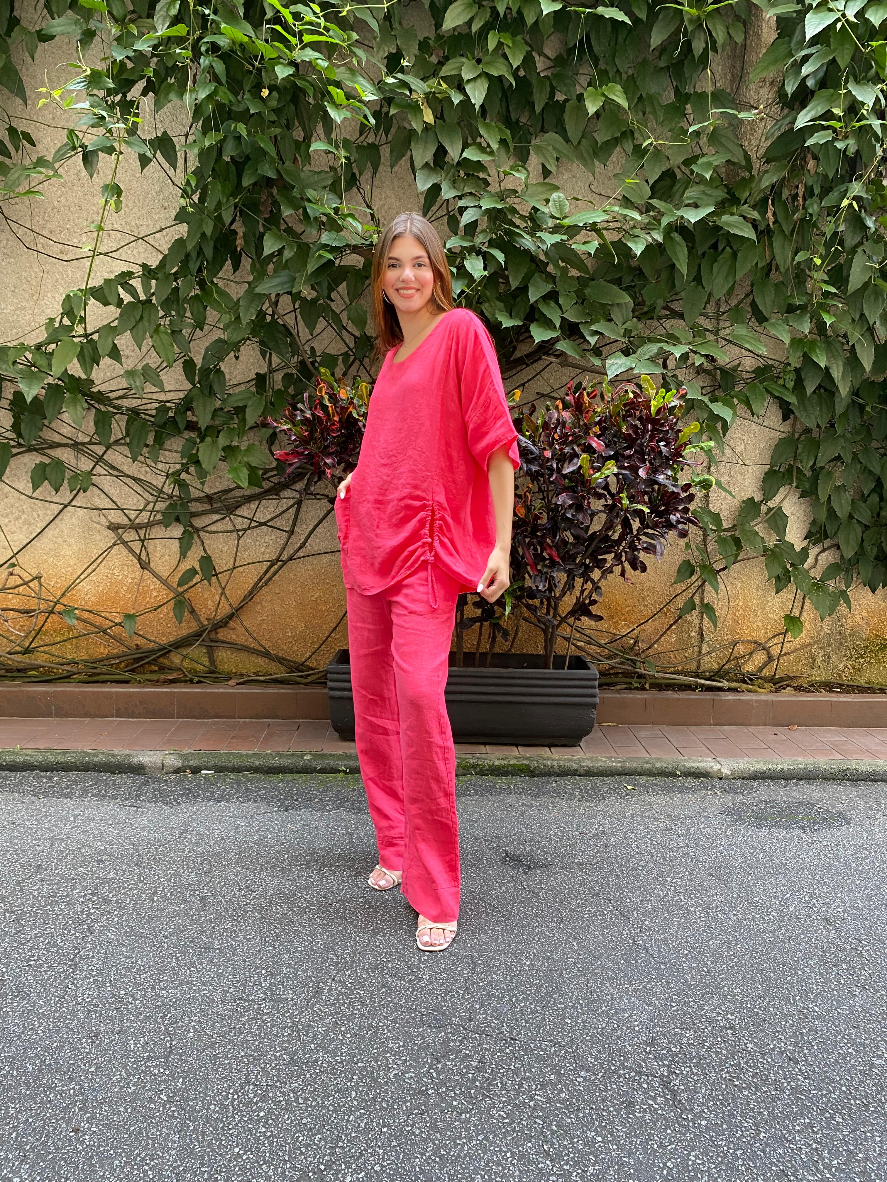 Conjunto feminino de verão com calça reta e blusa larga.