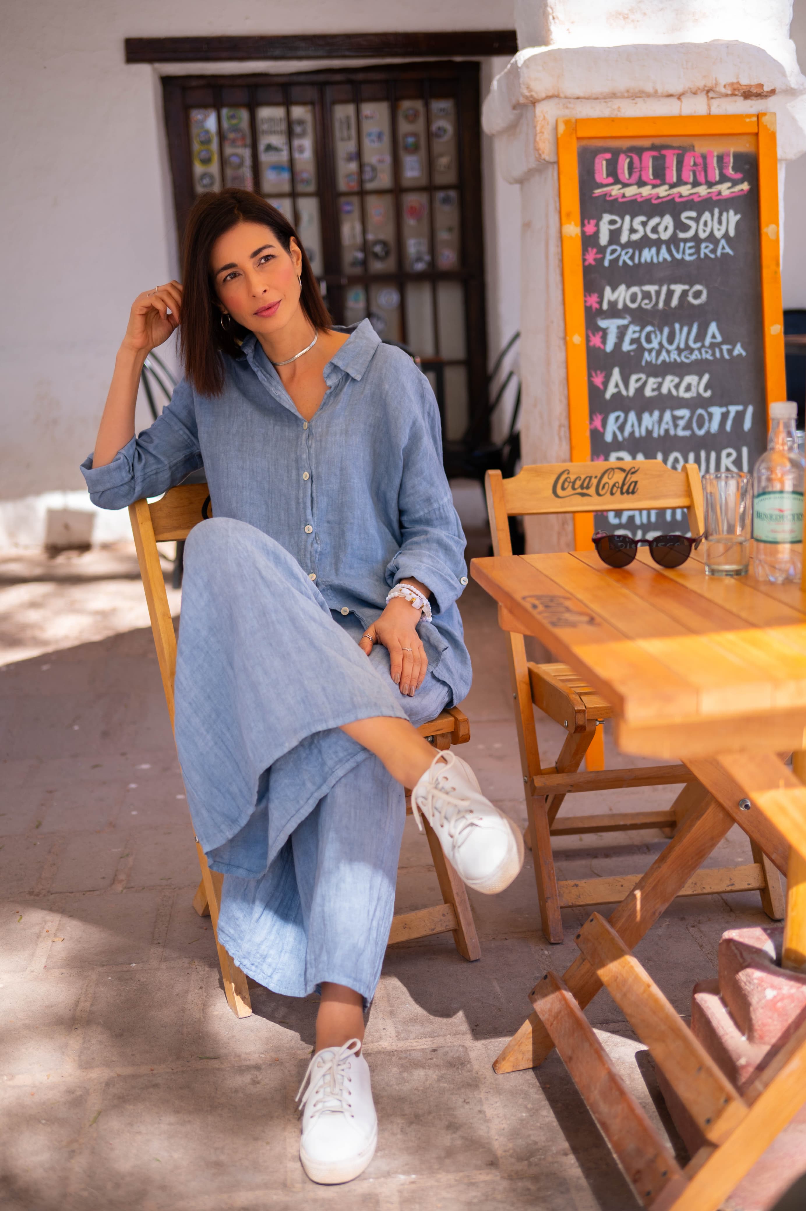 Moda feminina em conjunto de linho italiano, ideal para estilo casual sofisticado.
