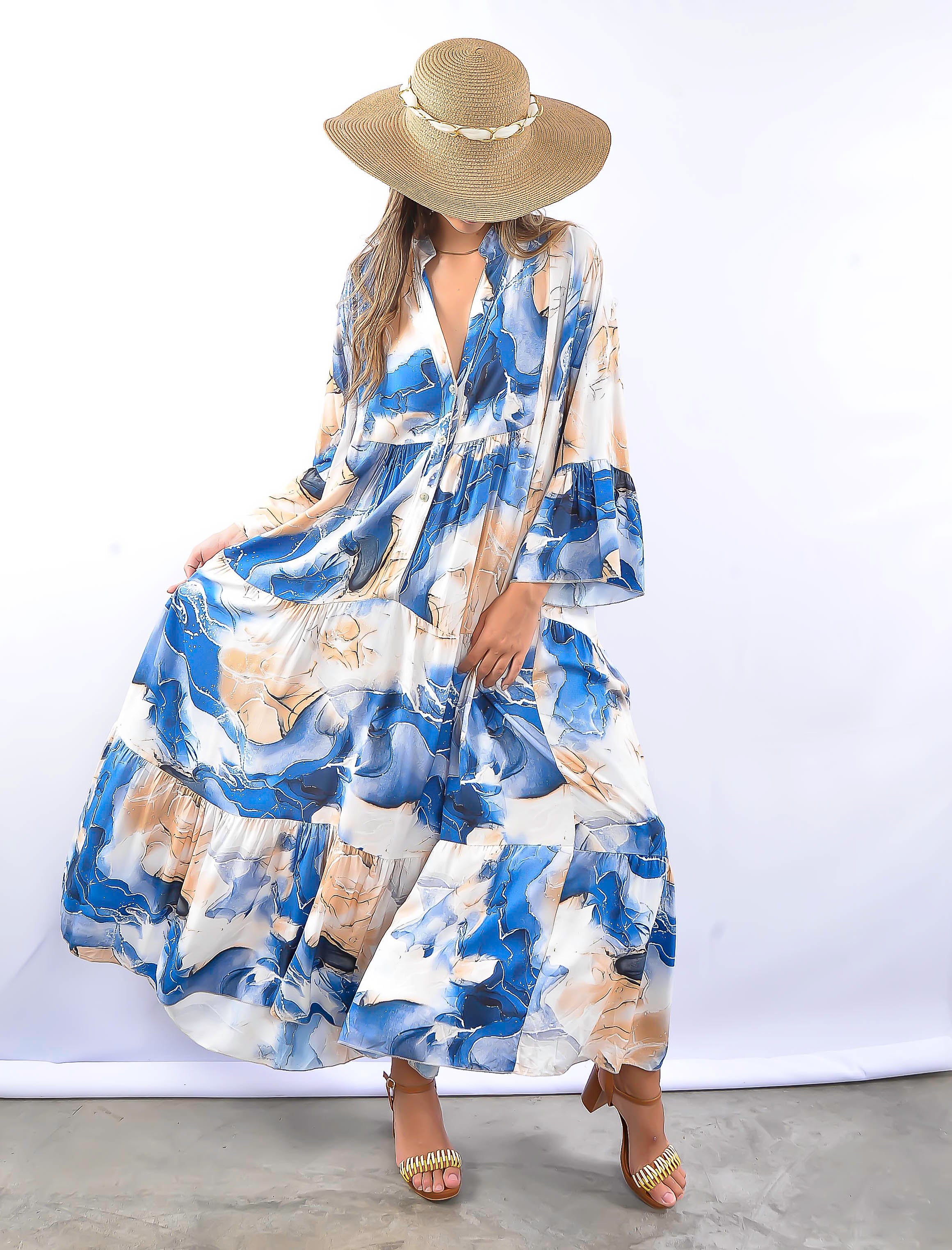 Vestido maxi fluido em azul e branco, ideal para looks de verão elegantes