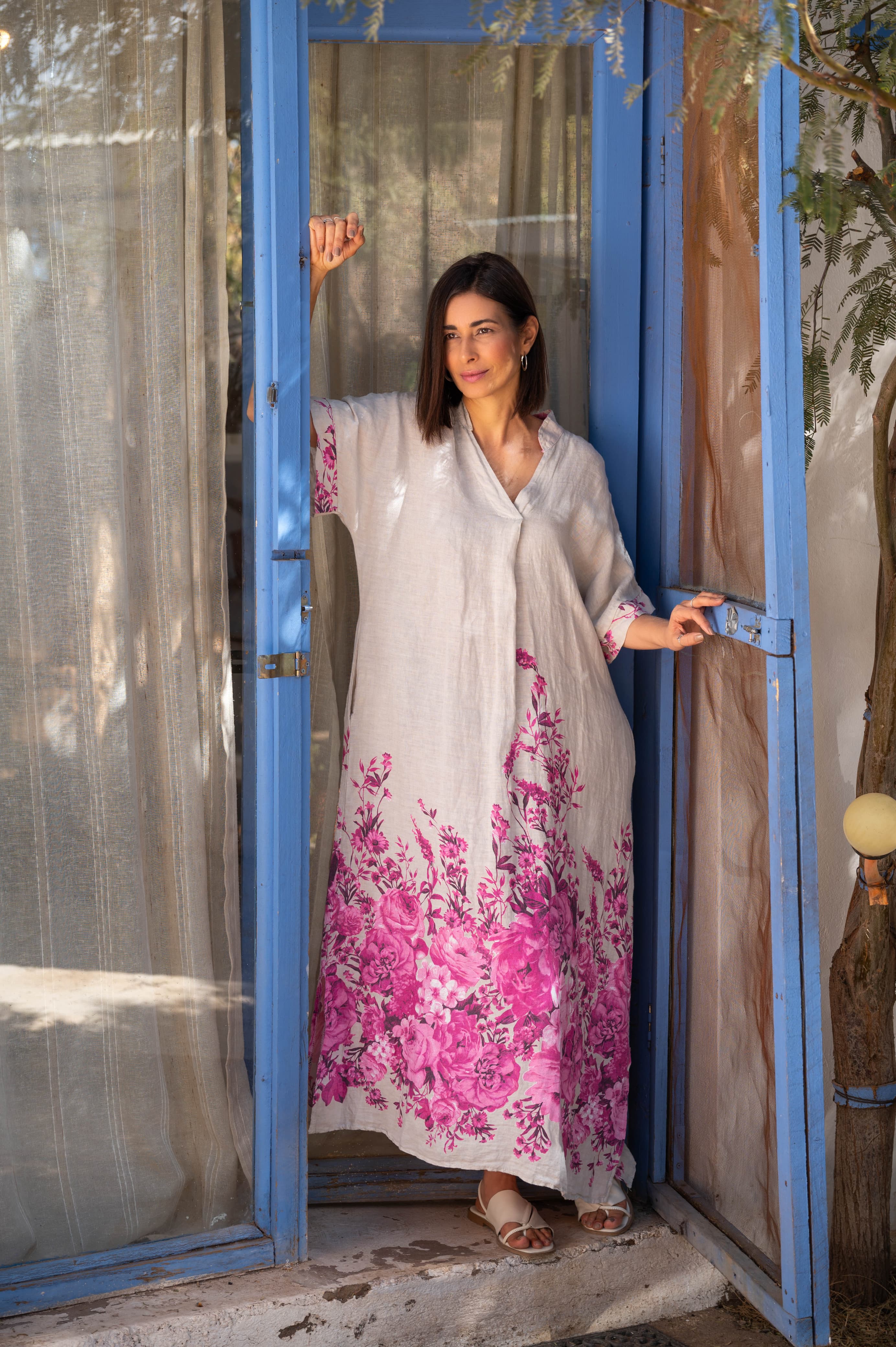 Vestido feminino elegante em linho italiano, modelo longo branco e rosa.