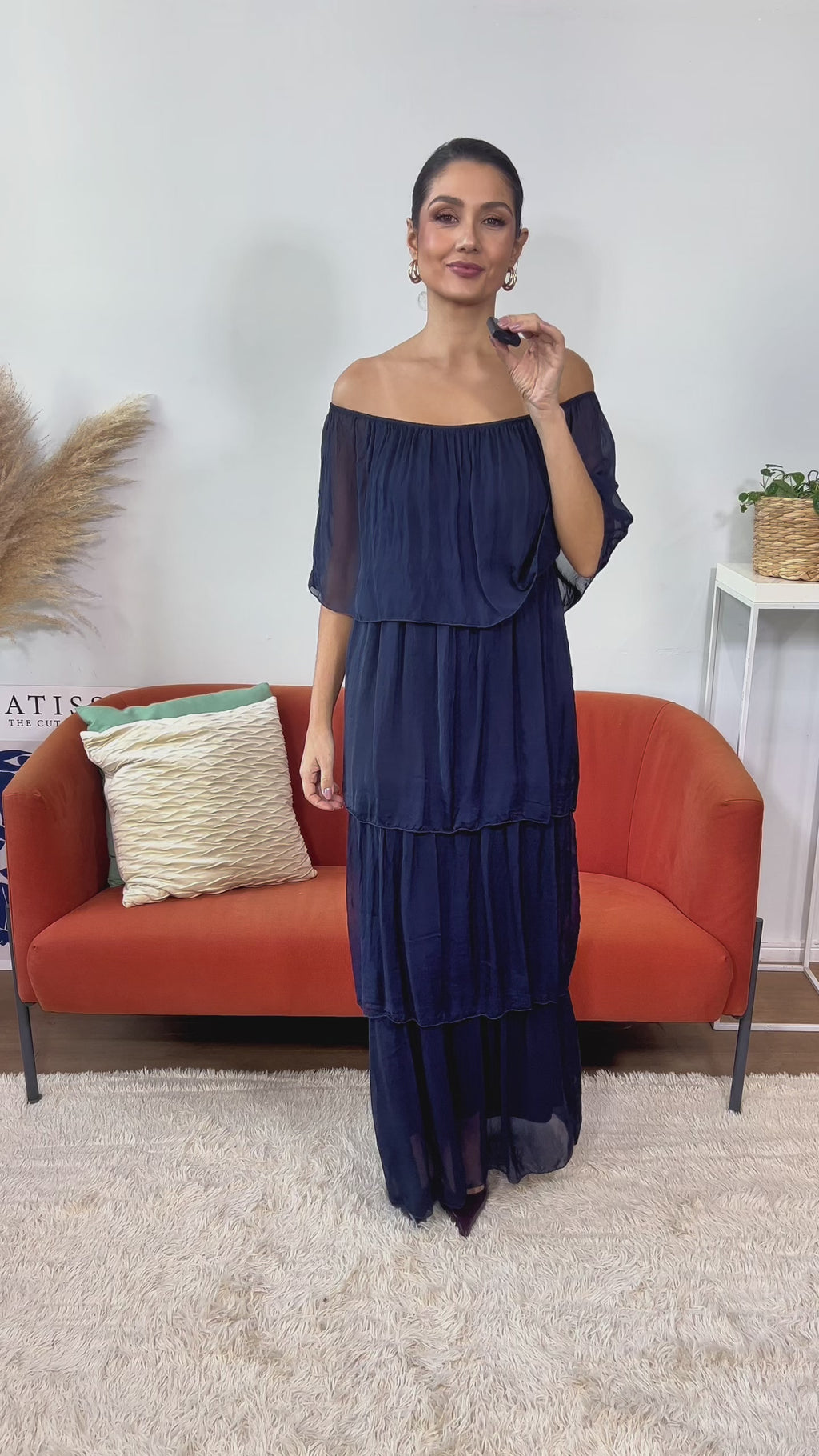 Vestido Carmel italiano em viscose e seda, longo e fluido, com caimento elegante e acabamento refinado.