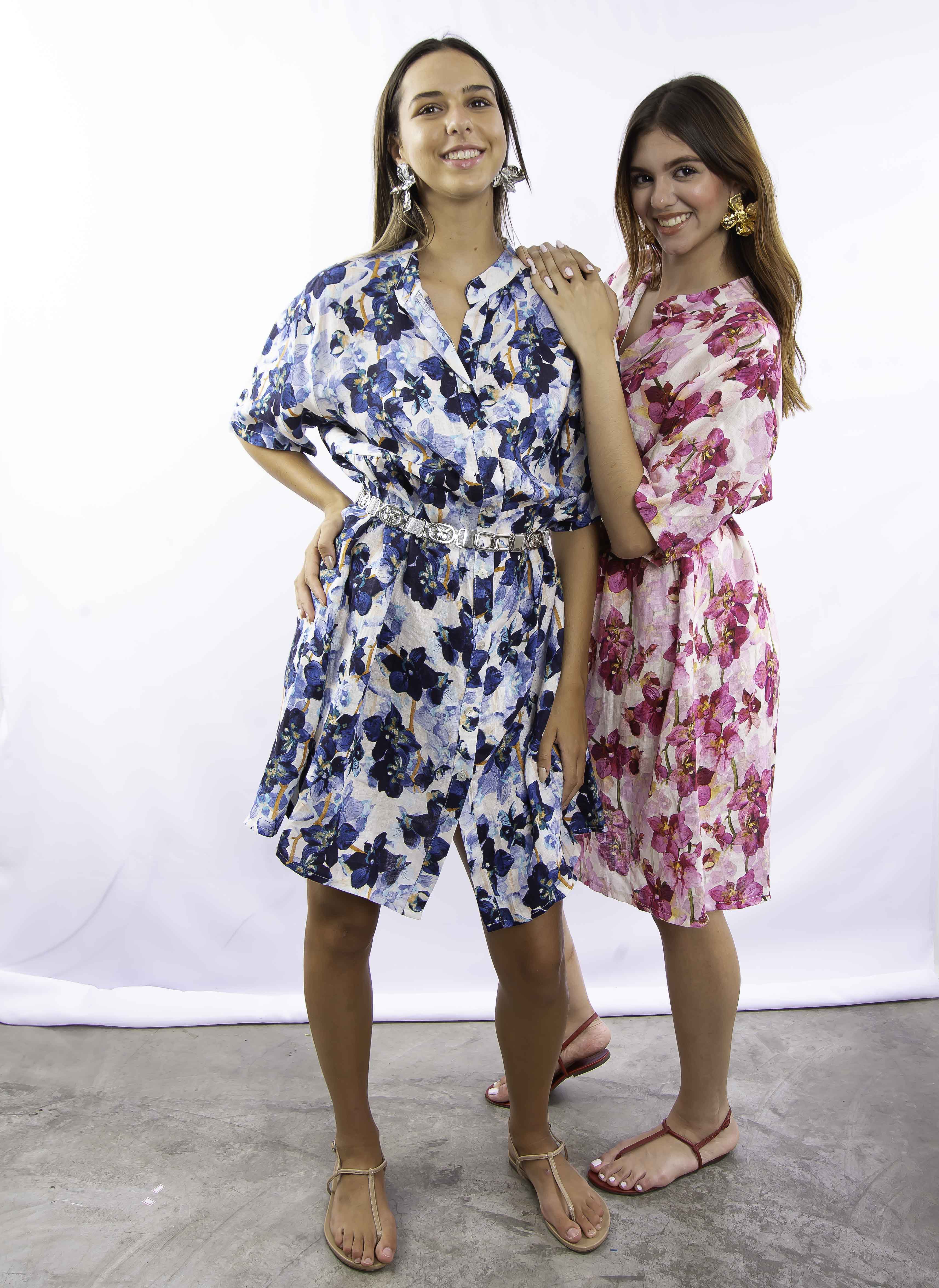 Vestidos femininos de linho com estampa floral em diferentes cores, rosa e azul