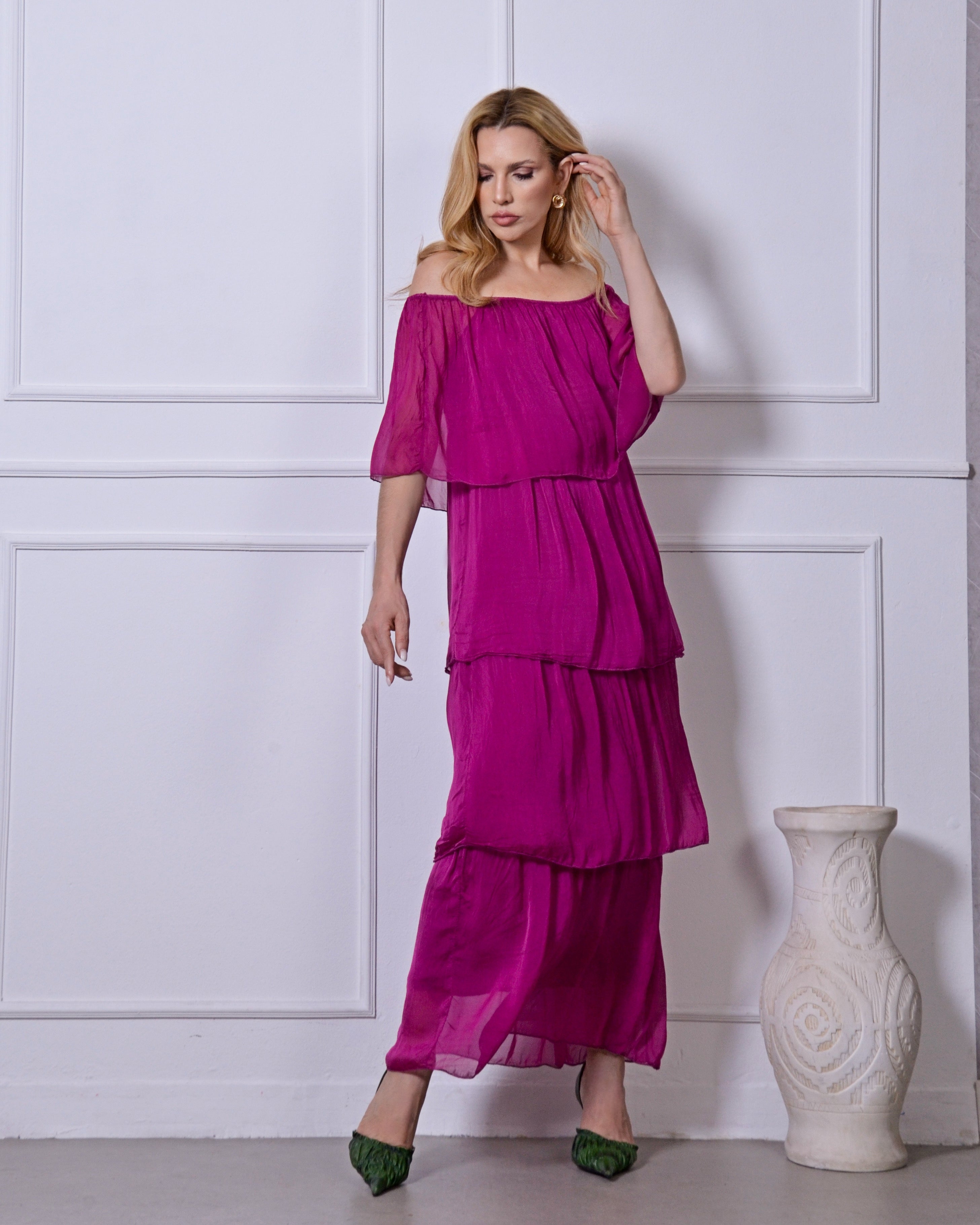 Vestido Carmel italiano em viscose e seda, longo e fluido, com caimento elegante e acabamento refinado.