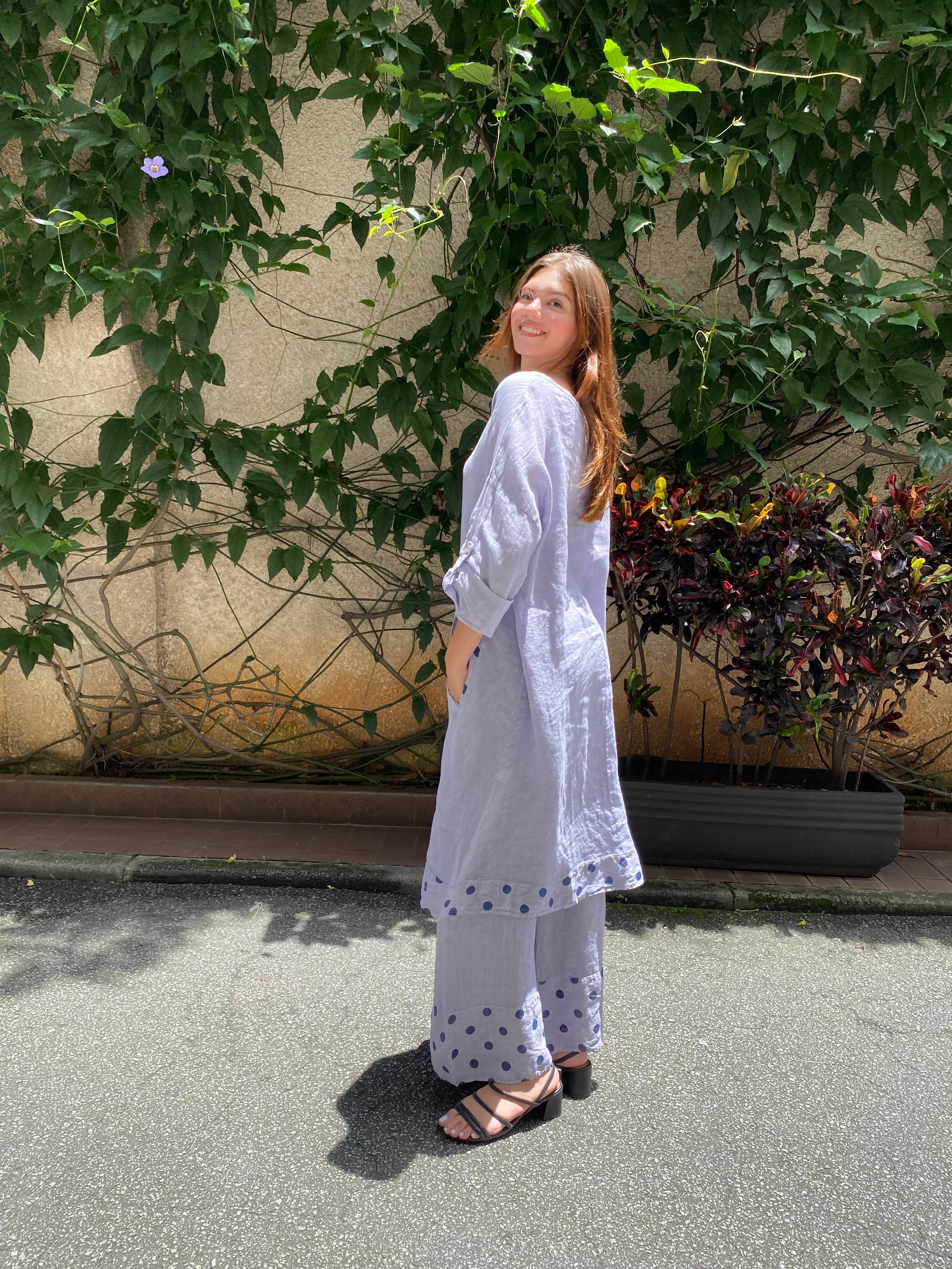 Look feminino elegante e confortável com vestido lavanda de linho.