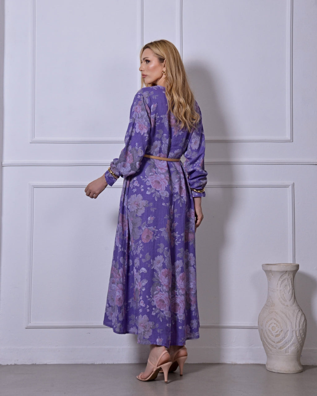 Vestido Catânia em linho italiano, modelo elegante e sofisticado.