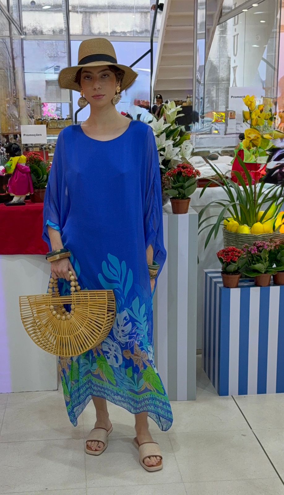 Vista traseira do vestido feminino italiano, mostrando comprimento e detalhes