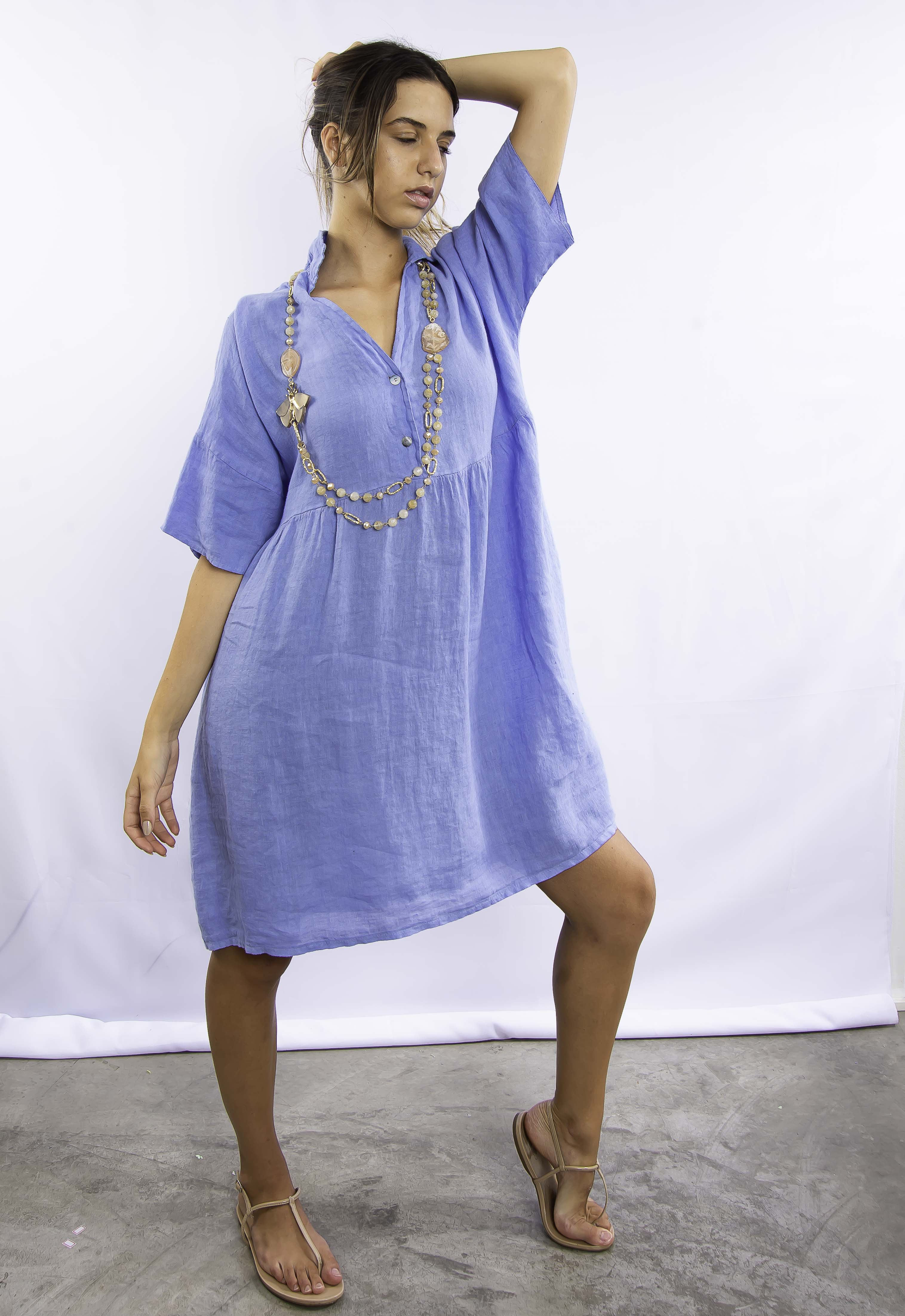 Vestido jeans azul com mangas soltas em modelo casual.