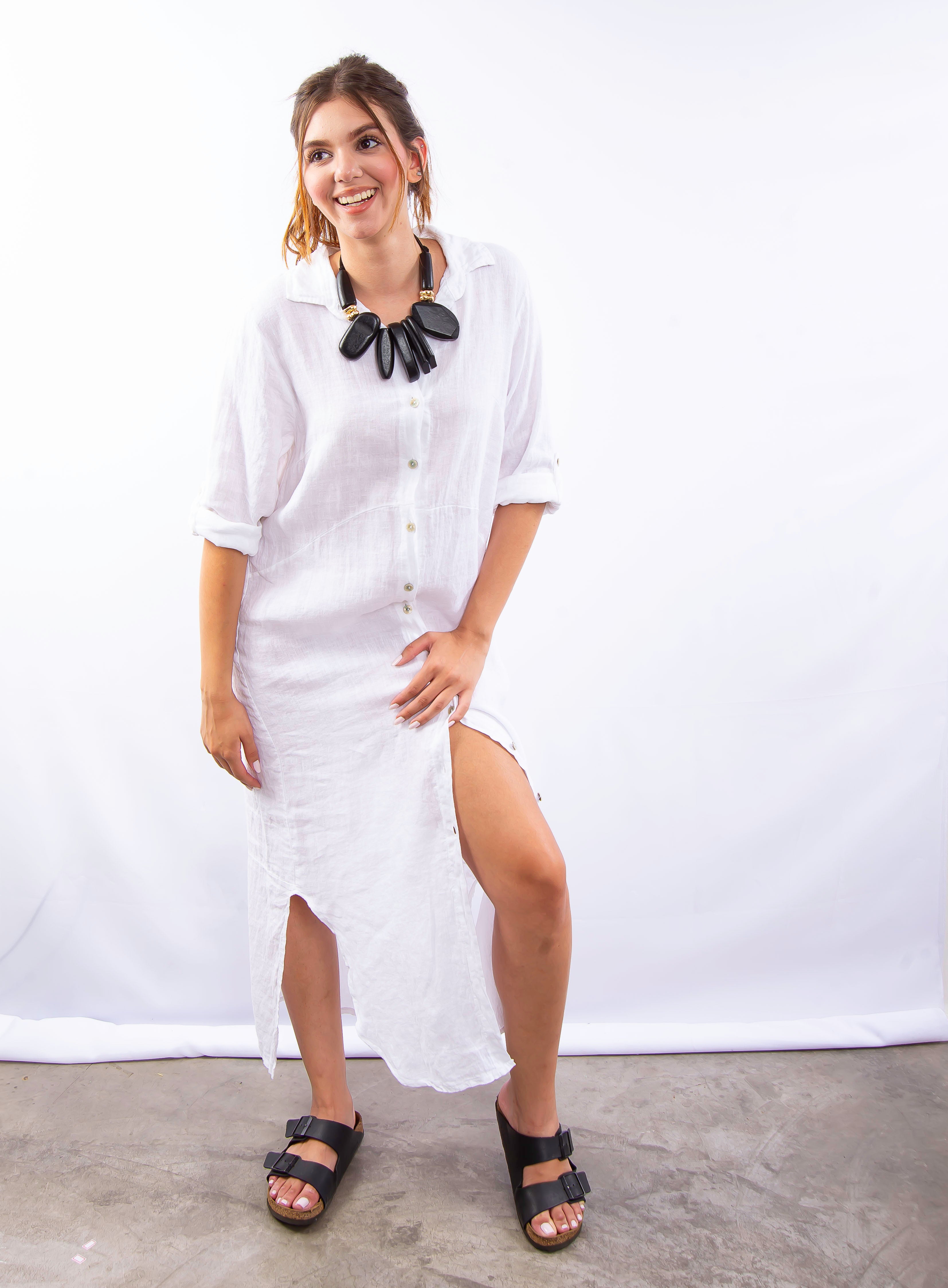 Detalhe do vestido branco longo de linho com gola e botões.
