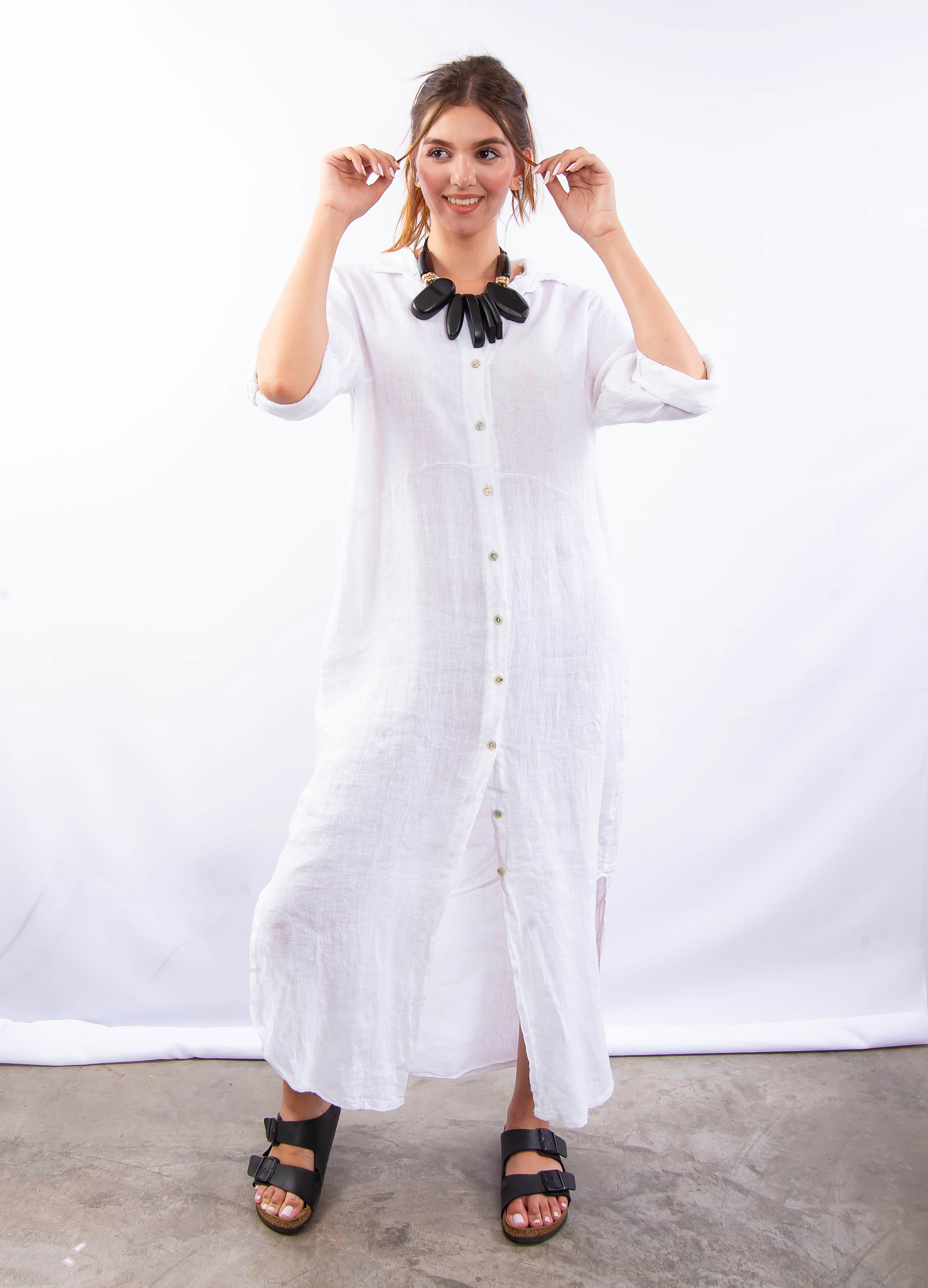Modelo usando vestido longo branco de linho com botões frontais.
