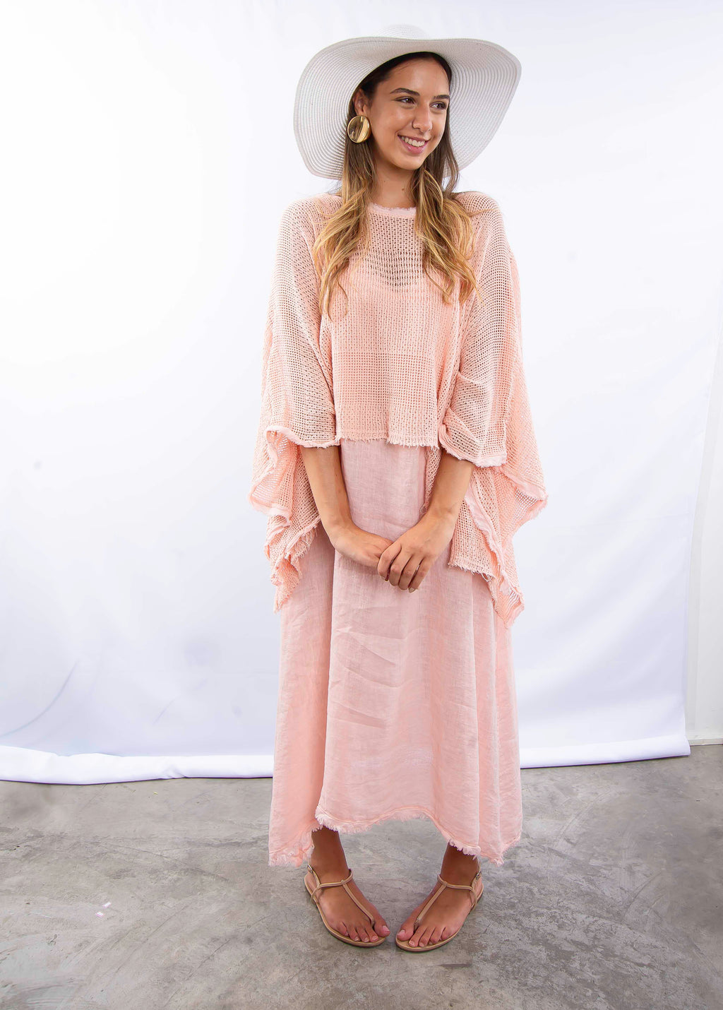 Vestido longo rosé em linho italiano, elegante para ocasiões especiais.