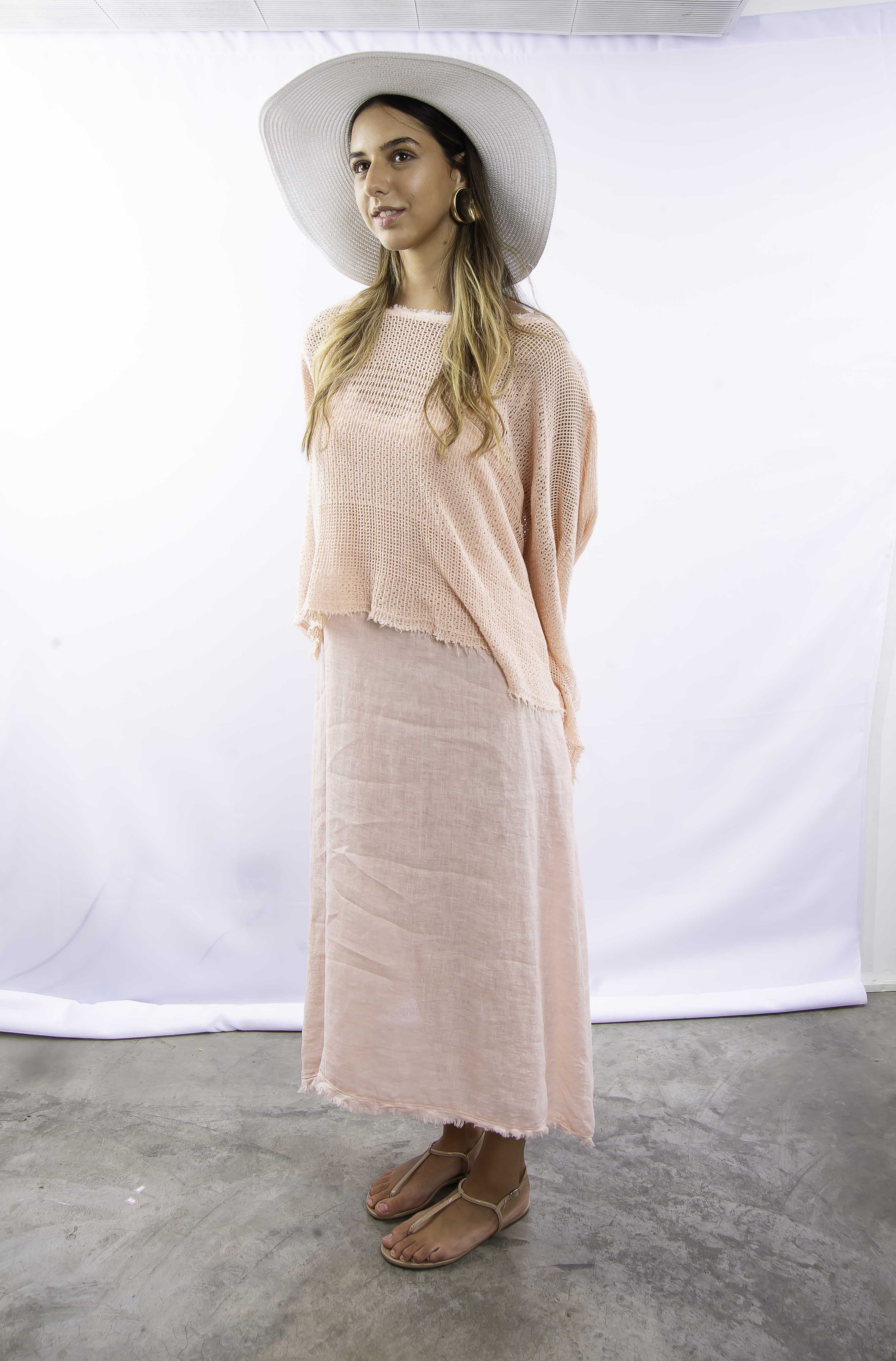 Vestido rosé em linho italiano com detalhes sutis e caimento fluido.