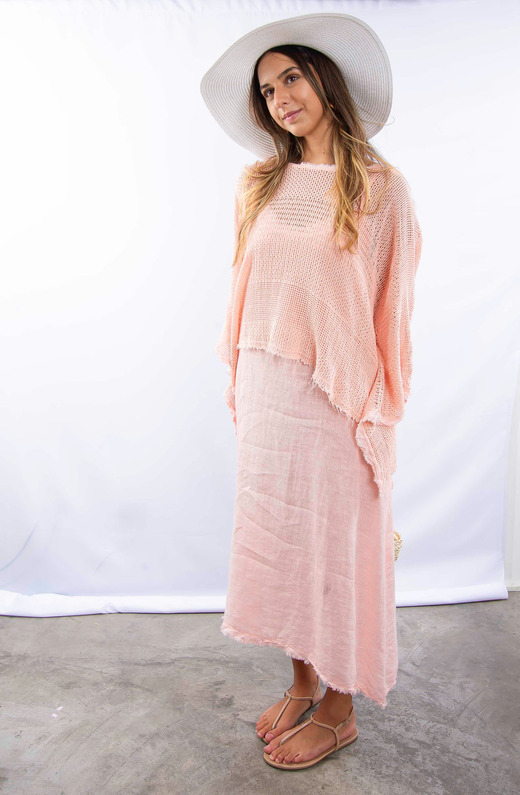 Vestido longo rosé em linho italiano, com corte clássico e delicado.