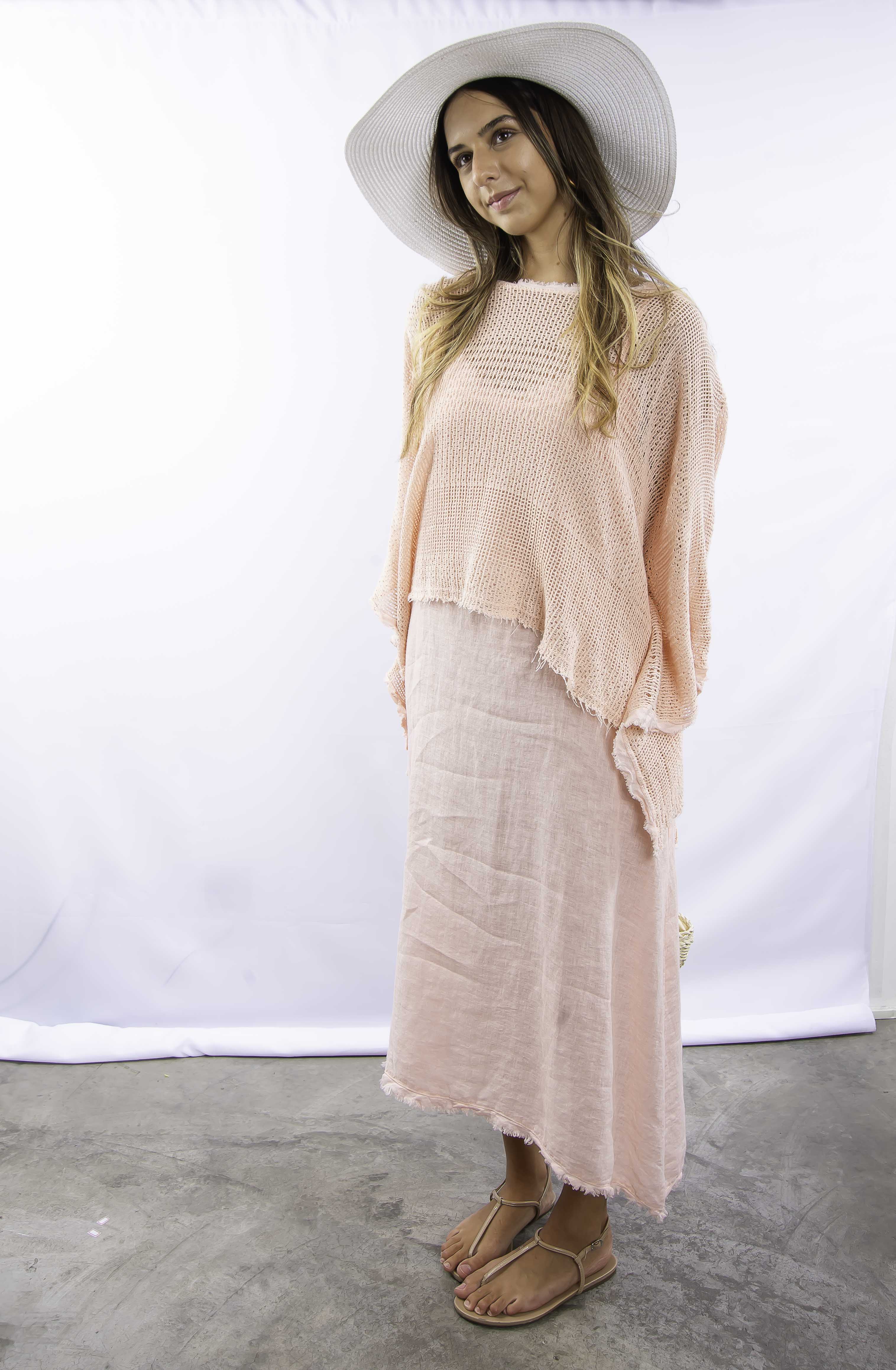 Vestido longo rosé em linho italiano, com corte clássico e delicado.