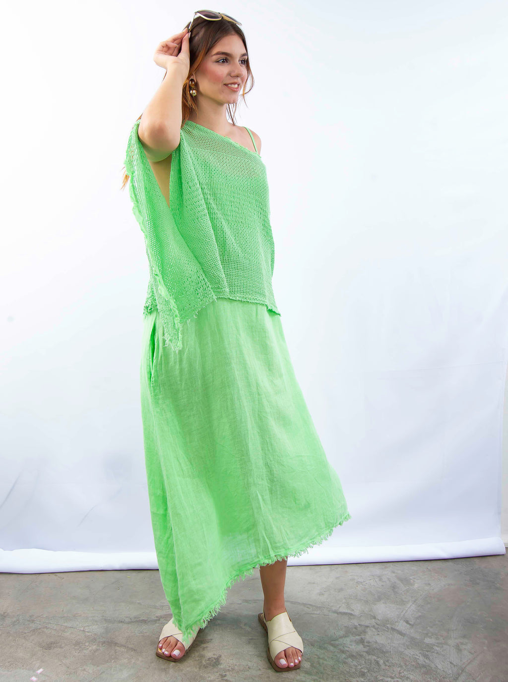 Vestido longo em linho italiano verde, modelagem solta e confortável.