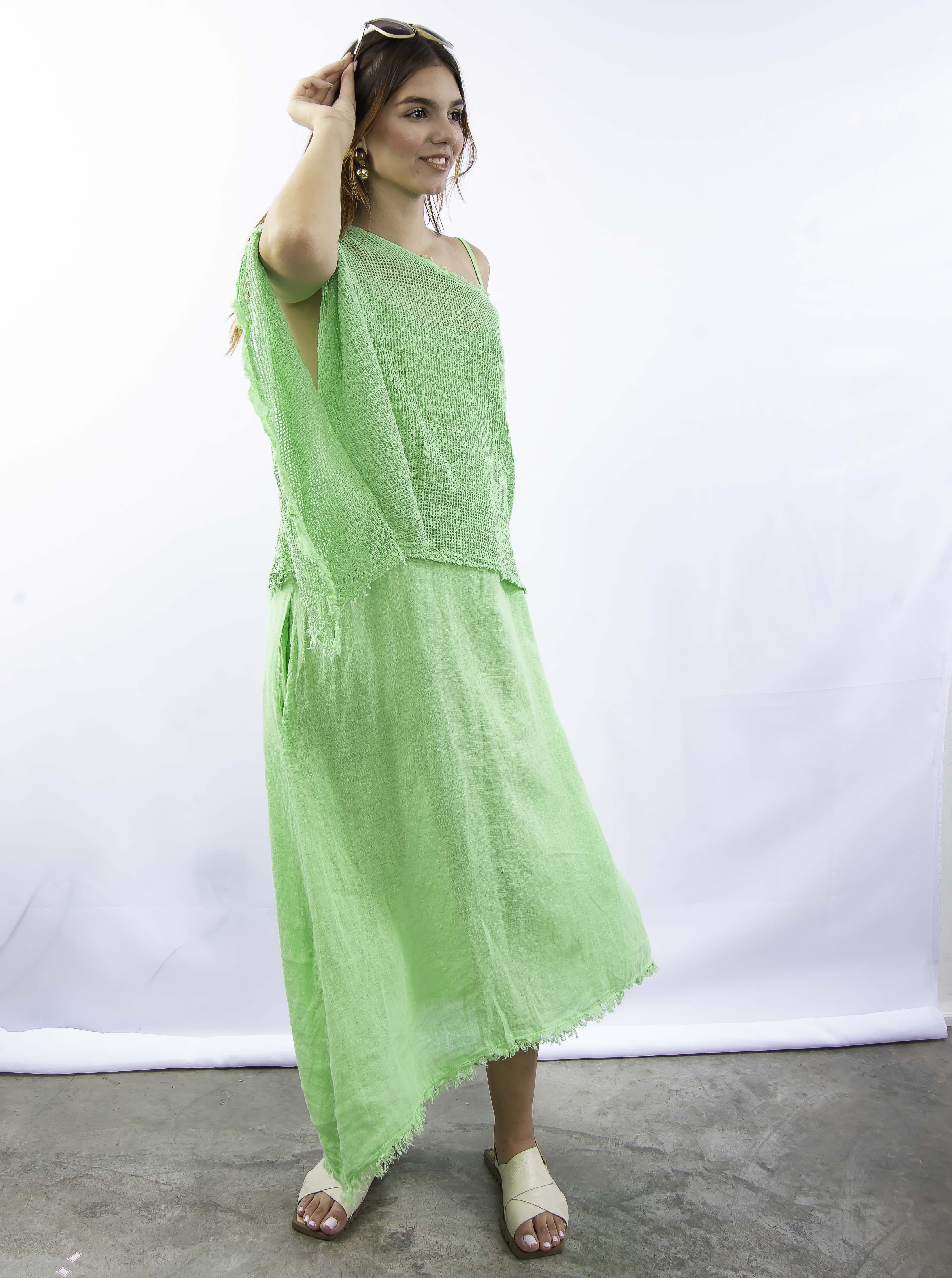 Vestido longo em linho italiano verde, modelagem solta e confortável.