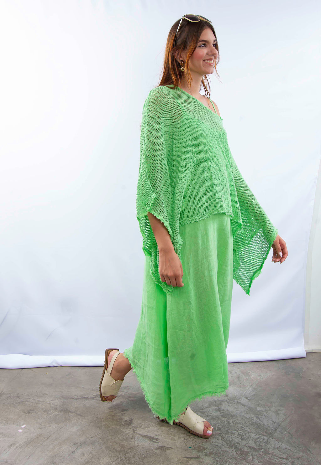 Vestido verde em linho italiano, caimento leve visto de lado