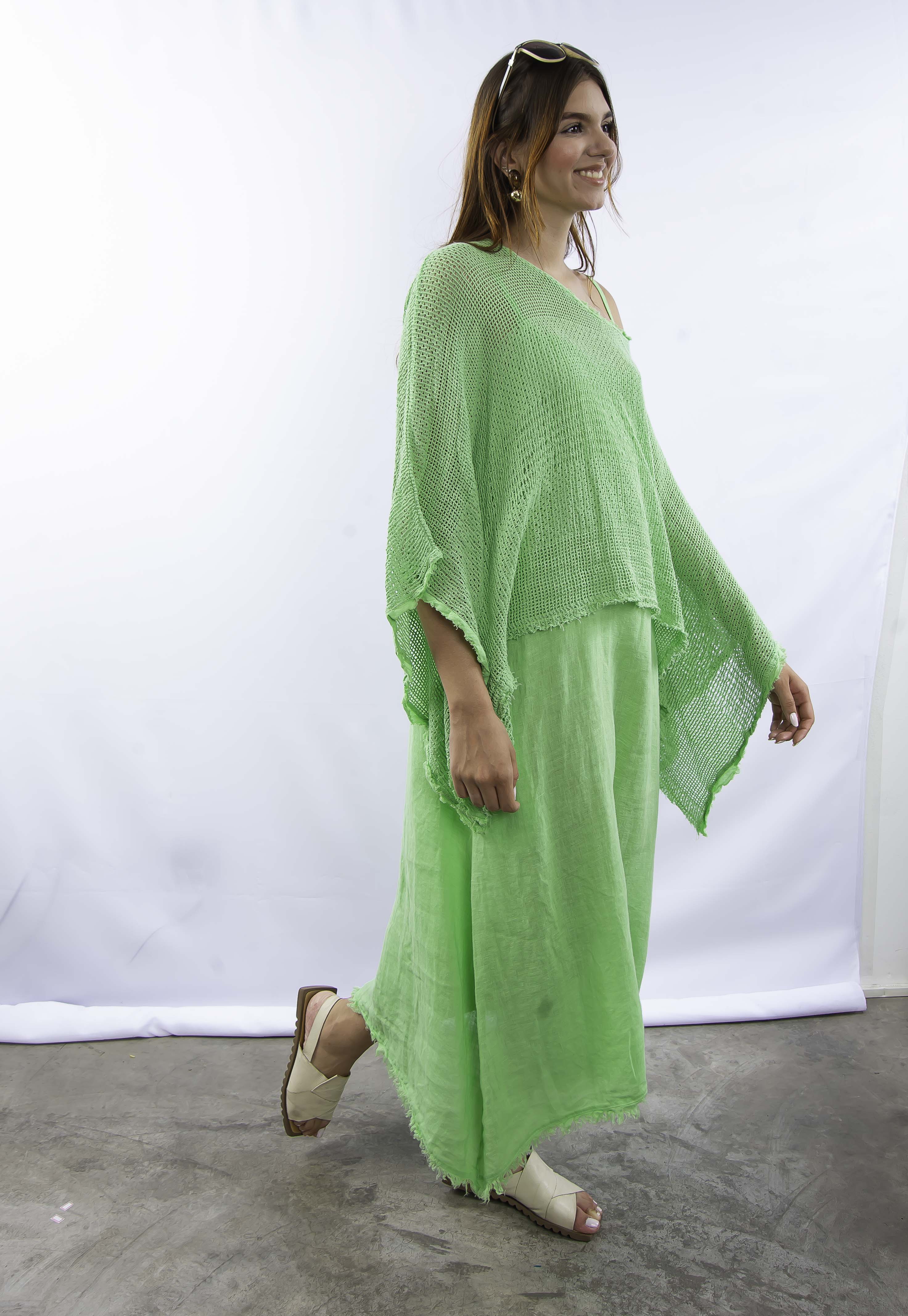 Vestido verde em linho italiano, caimento leve visto de lado