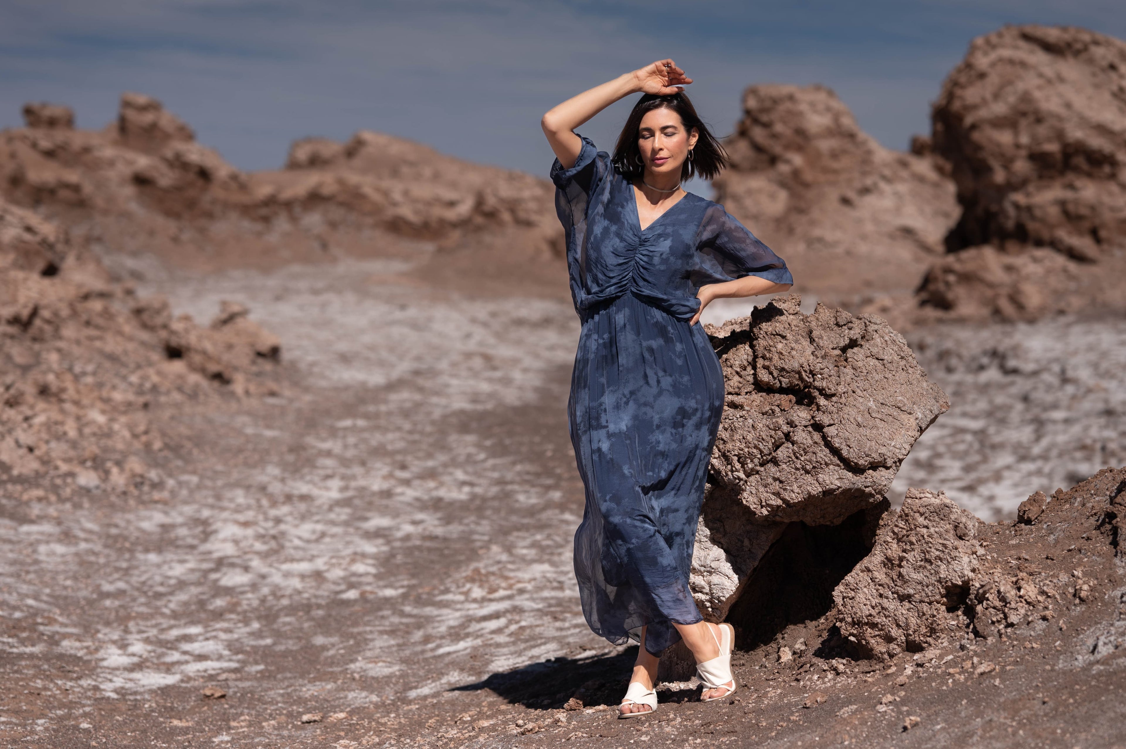 Vestido Molise elegante em tom azul, ideal para ocasiões sofisticadas.