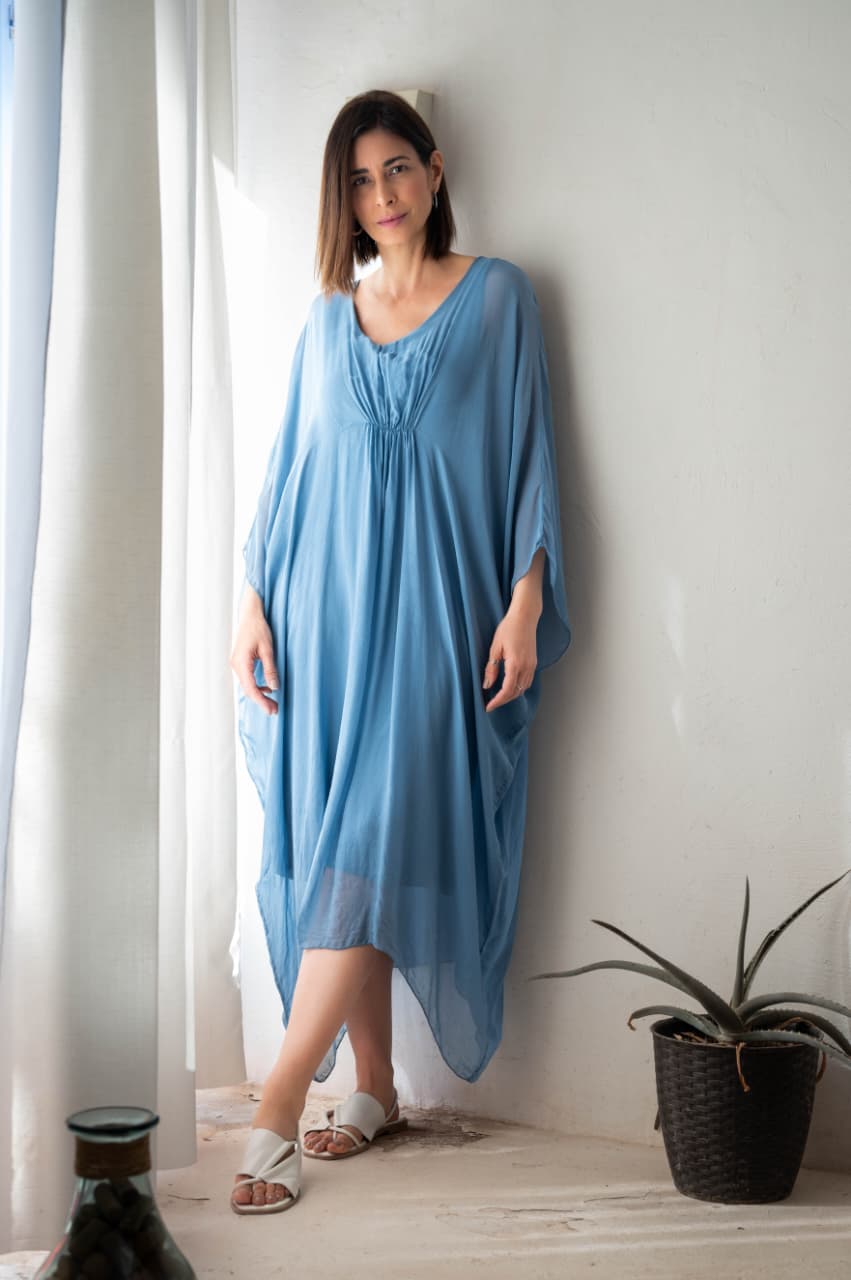 Vestido Patrizia em viscose e seda italiana, elegante e fluido, com caimento sofisticado e acabamento premium.