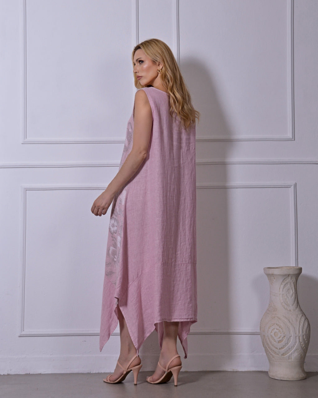 Vestido Pietra em viscose e seda italiana, elegante e sofisticado, ideal para ocasiões especiais.