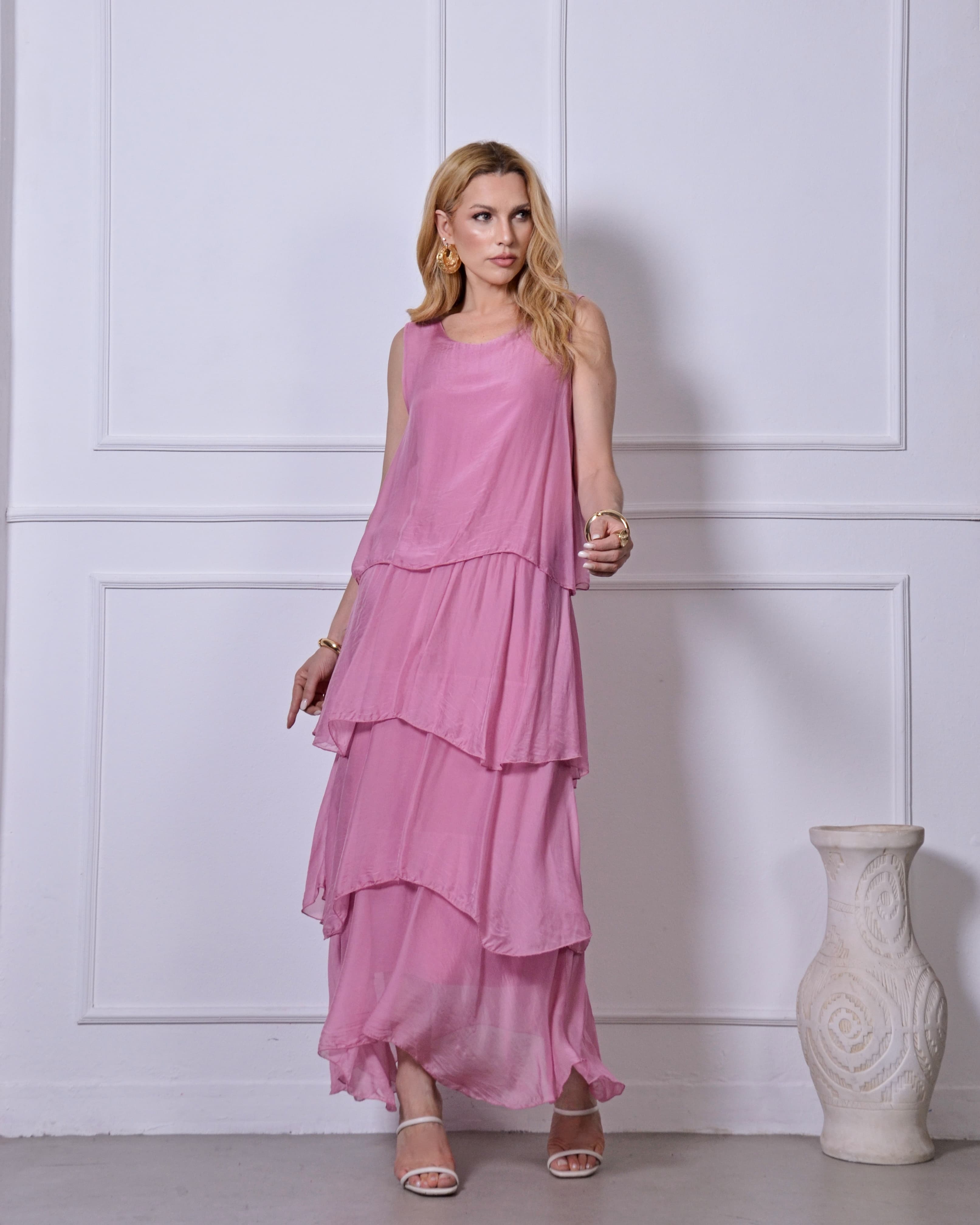 Vestido rosa de festa longo em camadas com caimento leve.