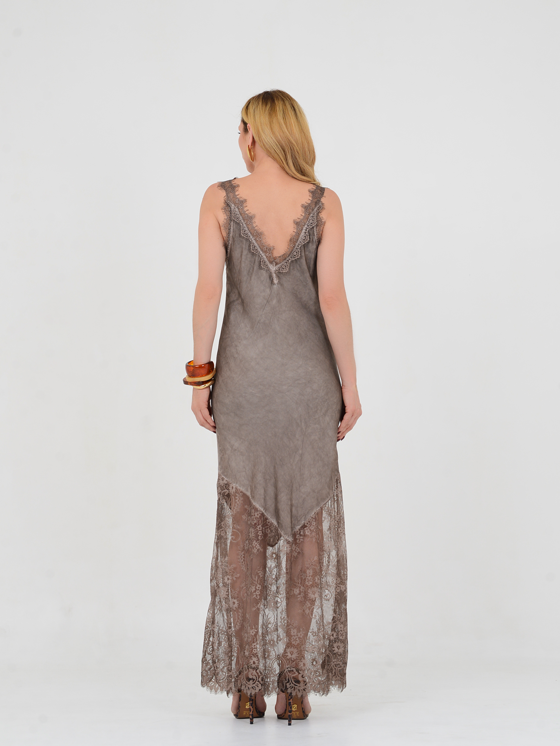 Vestido Stella italiano confeccionado em viscose de alta qualidade.