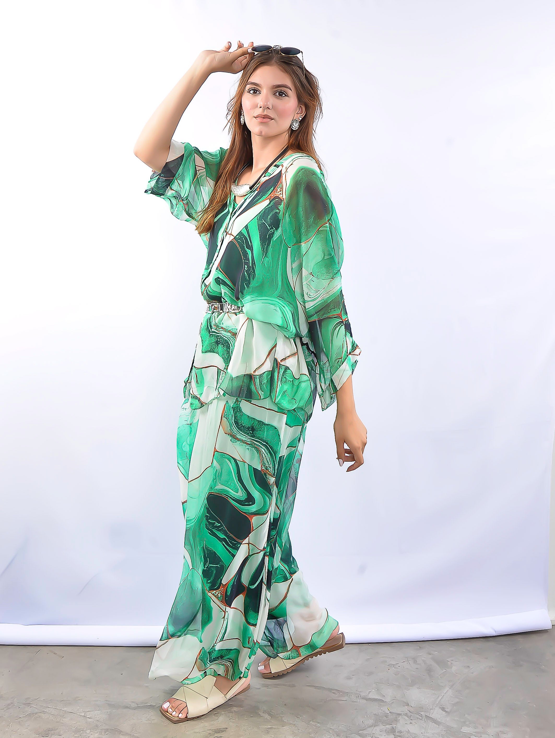 Modelo usando vestido longo verde estampado visto de frente.