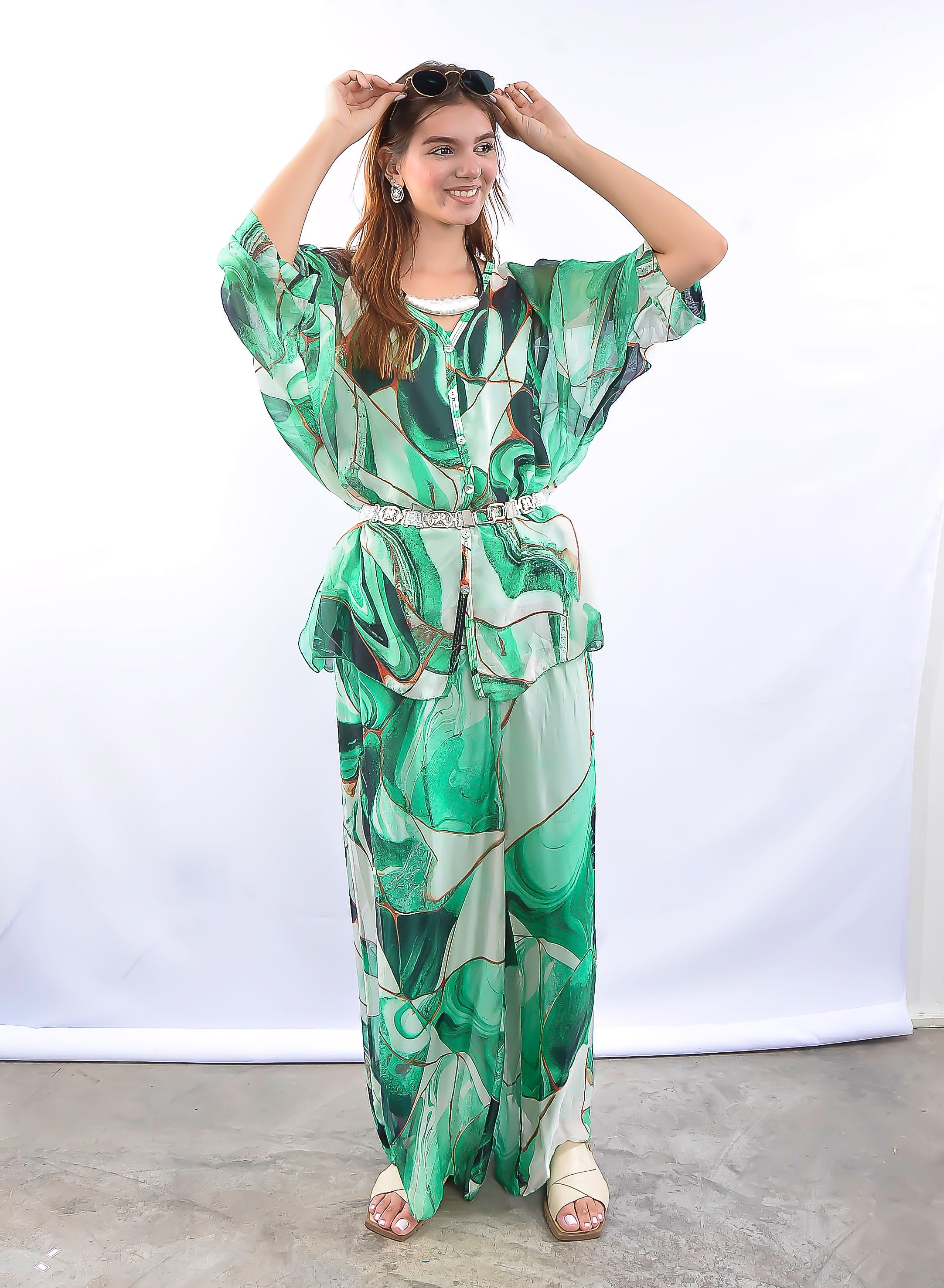 Vestido longo verde estilo kaftan com mangas soltas em estúdio.